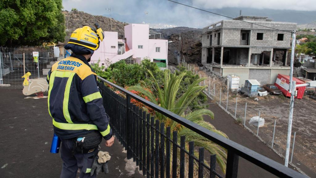 Area where firefighters are building the 10-meter wall in Todoque.