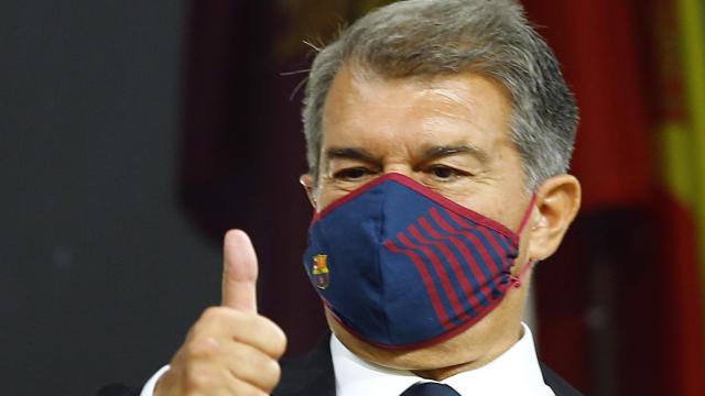 Joan Laporta, presidente del FC Barcelona, con el pulgar hacia arriba en el palco del Cádiz