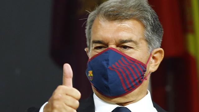 Joan Laporta, presidente del FC Barcelona, con el pulgar hacia arriba en el palco del Cádiz