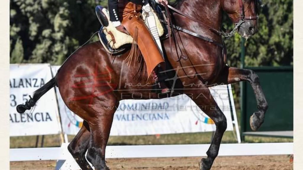 El joven fallecido a lomos de su caballo.