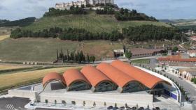 Bodegas Protos, con el castillo de  Peñafiel tras de sí