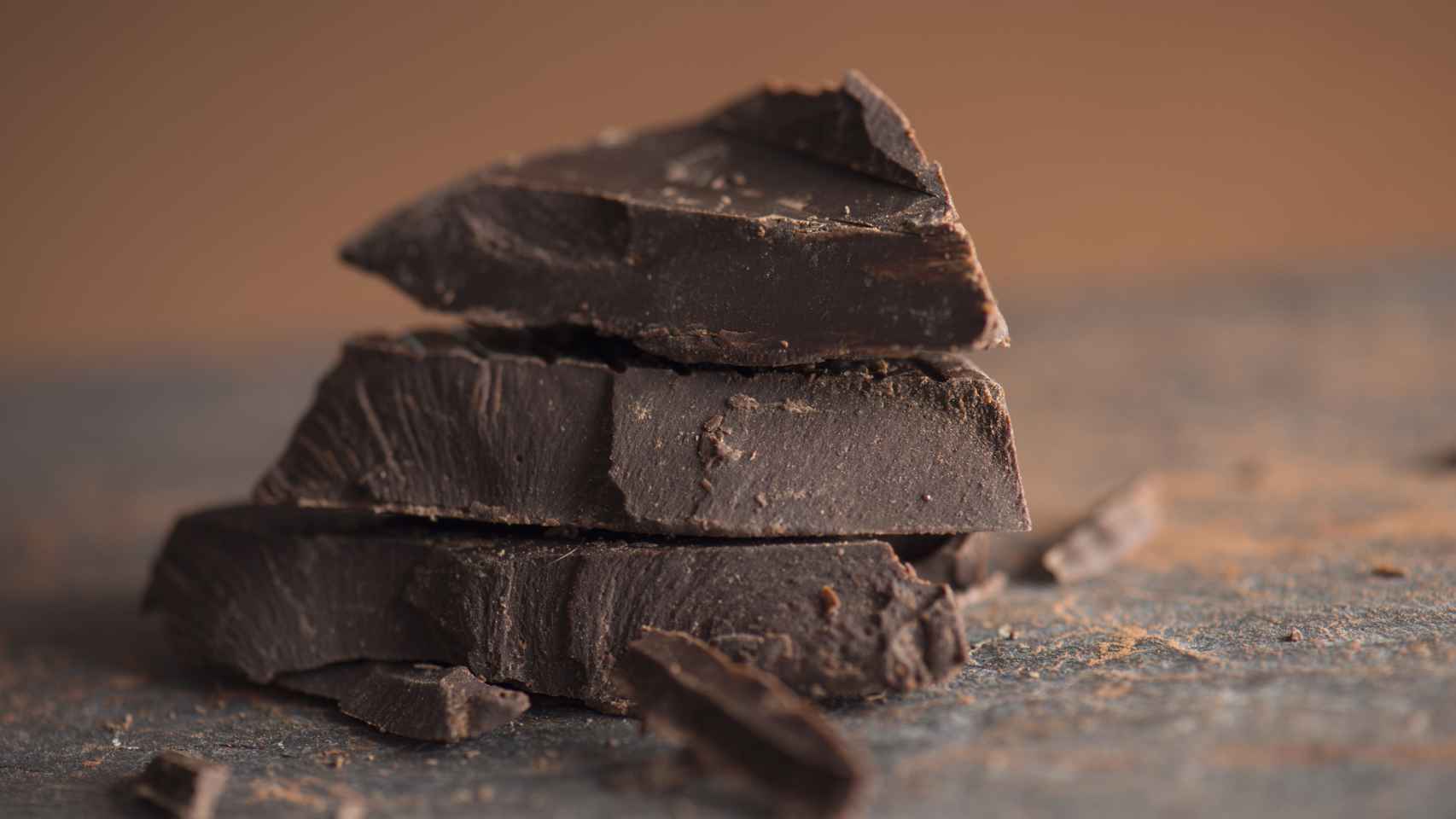 El chocolate negro es una deliciosa forma de consumir polifenoles, aunque es conveniente tomarlos con moderación