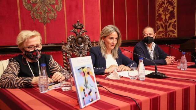 Milagros Tolón presenta el libro 'Buscando el tono' de los toledanos María Antonio Ricas y Eduardo Sánchez-Beato