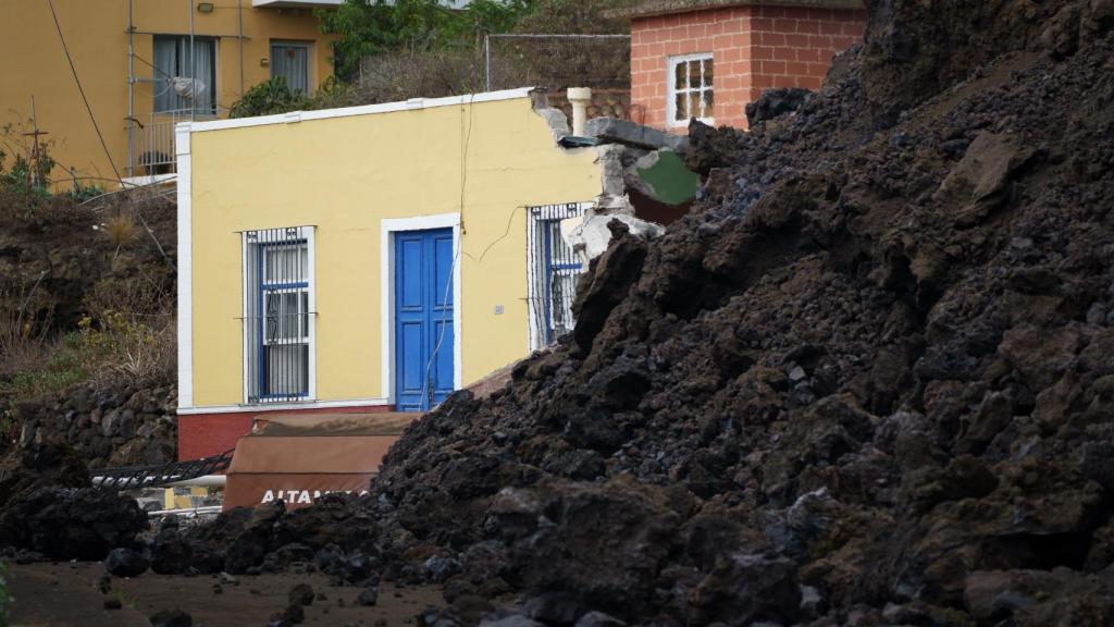 Una vivienda engullida por la colada de lava, en Todoque (municipio de Los Llanos, La Palma).