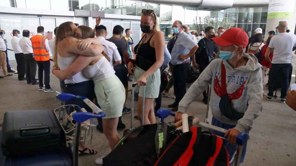 Un grupo de turistas llegados al aeropuerto de Málaga.