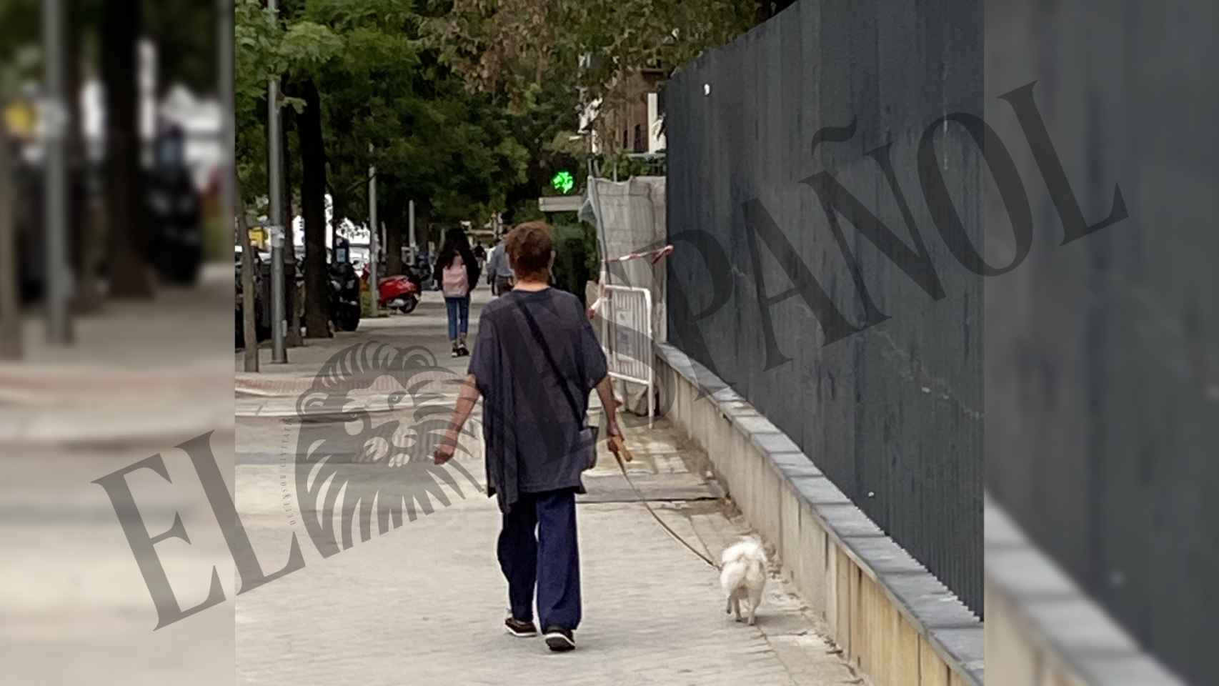 Verónica Forqué paseando a su perro por el barrio donde vive.