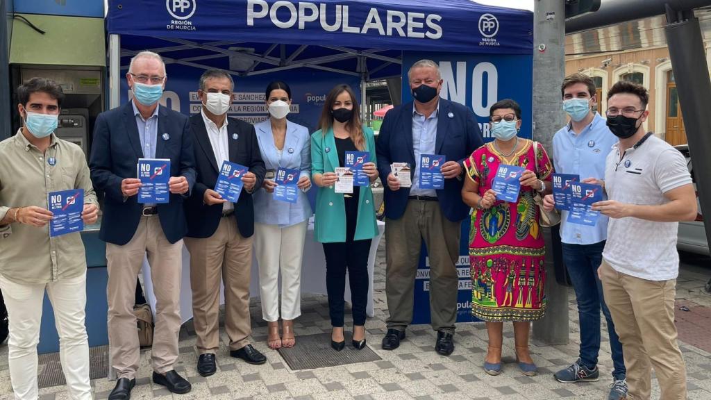 Diputados autonómicos y senadores populares, este viernes, en la estación de tren de Murcia.