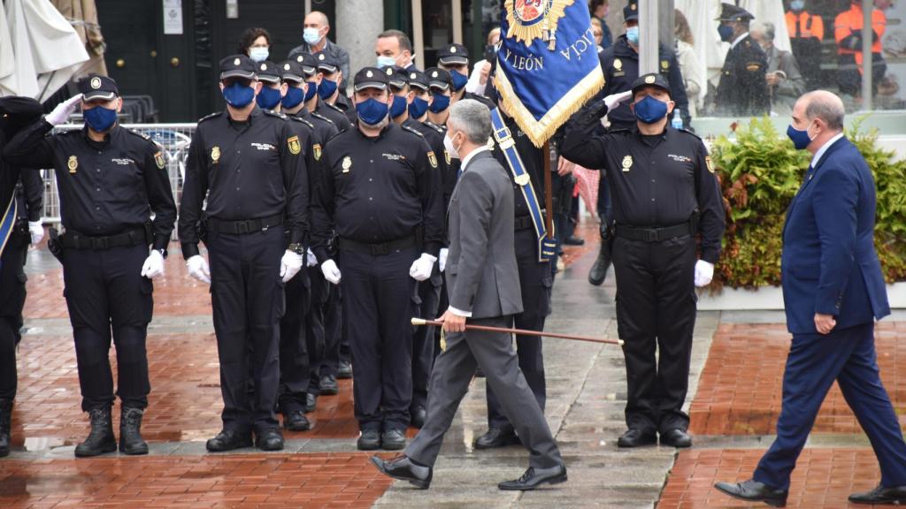 Marlaska pasando revista en el día de la Policía Nacional