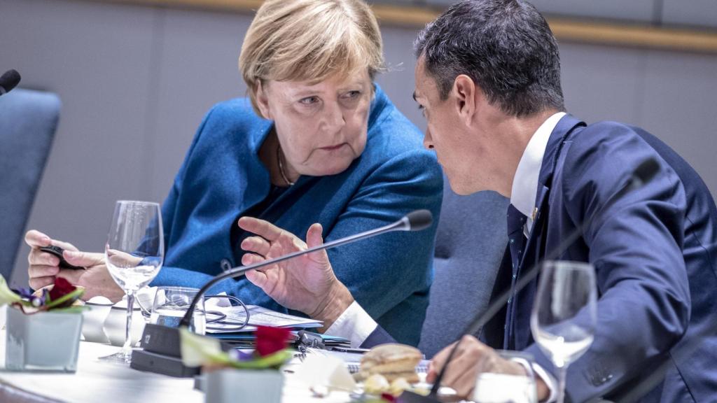 Angela Merkel talks with Pedro Sánchez during a 2018 summit