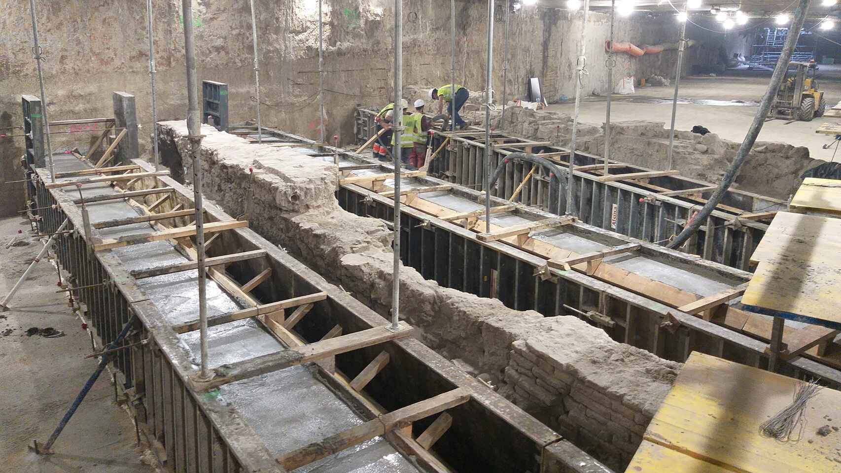 Trabajos de conservación de los dos trozos de muralla encontrados en la obra del Metro de Málaga.
