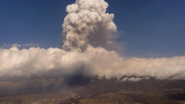 La nube de ceniza del volcán de La Palma.