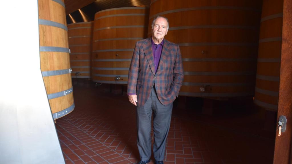 Pablo Álvarez, entre las barricas de su bodega en Valbuena de Duero