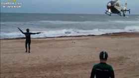 Buscan en una playa de Torrevieja a un joven que se lanzó al mar para rescatar, sin éxito, a una chica