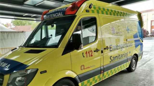 Imagen de una ambulancia en un centro sanitario