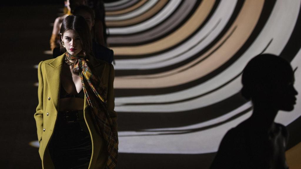 Desfile de Saint Laurent con la modelo Kaia Gerber.
