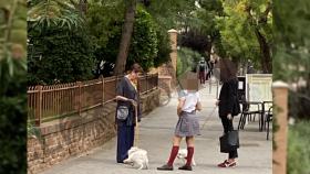 Verónica Forqué en un momento dado de su paseo por su barrio, saludando a una vecina y su hija.