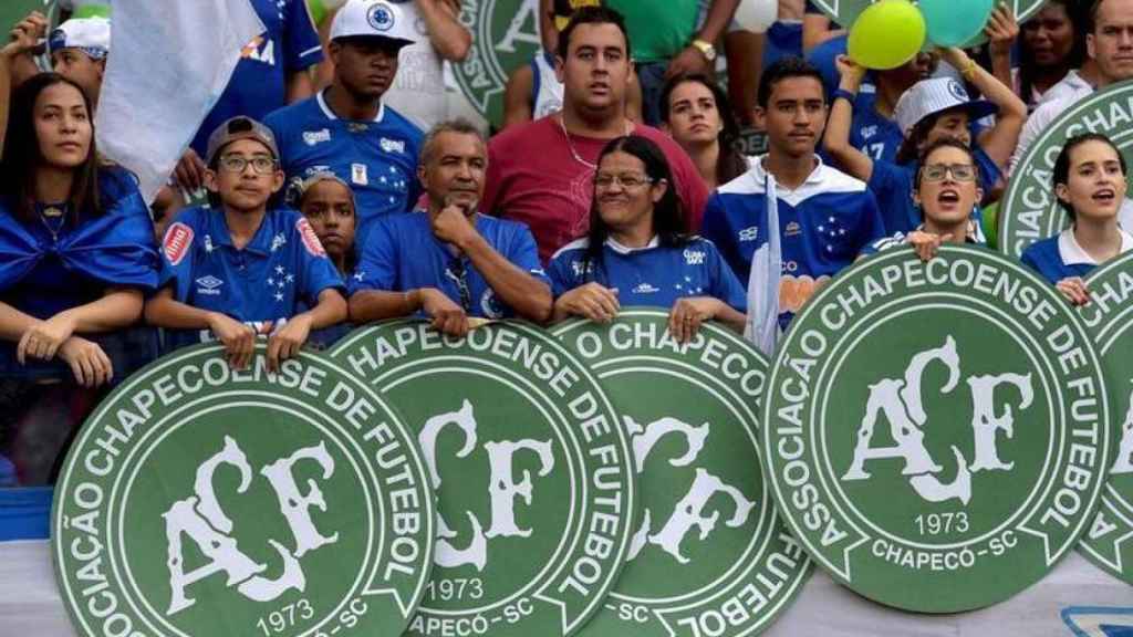 Aficionados del Cruzeiro homenajean al Chapecoense