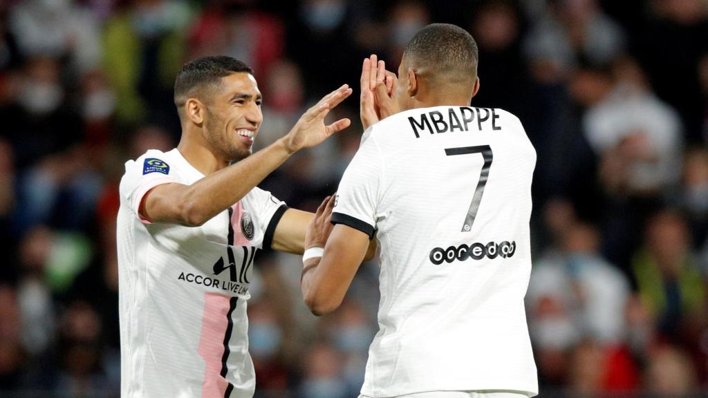 Achraf celebra un gol con Mbappé