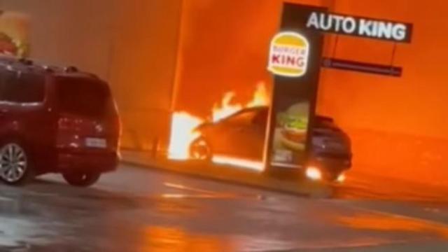 Impresionante video de un coche ardiendo a las puertas de un Burger King de Toledo