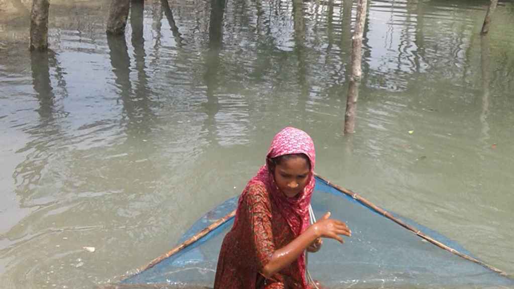 Sabina pescando en las aguas del río Khelpetua en Bangladesh.