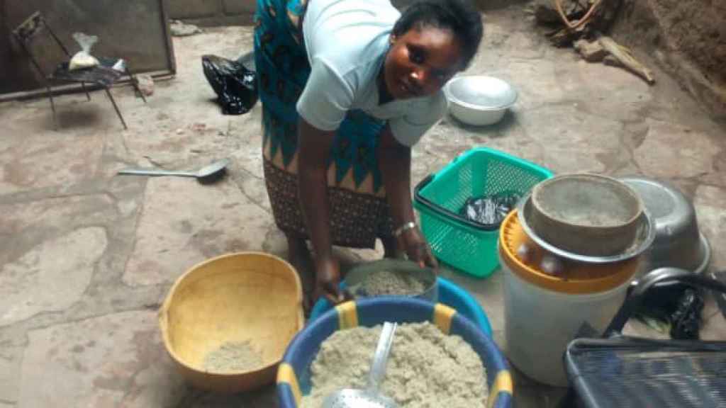 Hawa Diarra realizando labores domésticas.