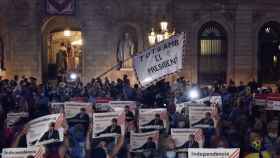 Manifestantes en la plaza Sant Jaume este viernes en Barcelona.