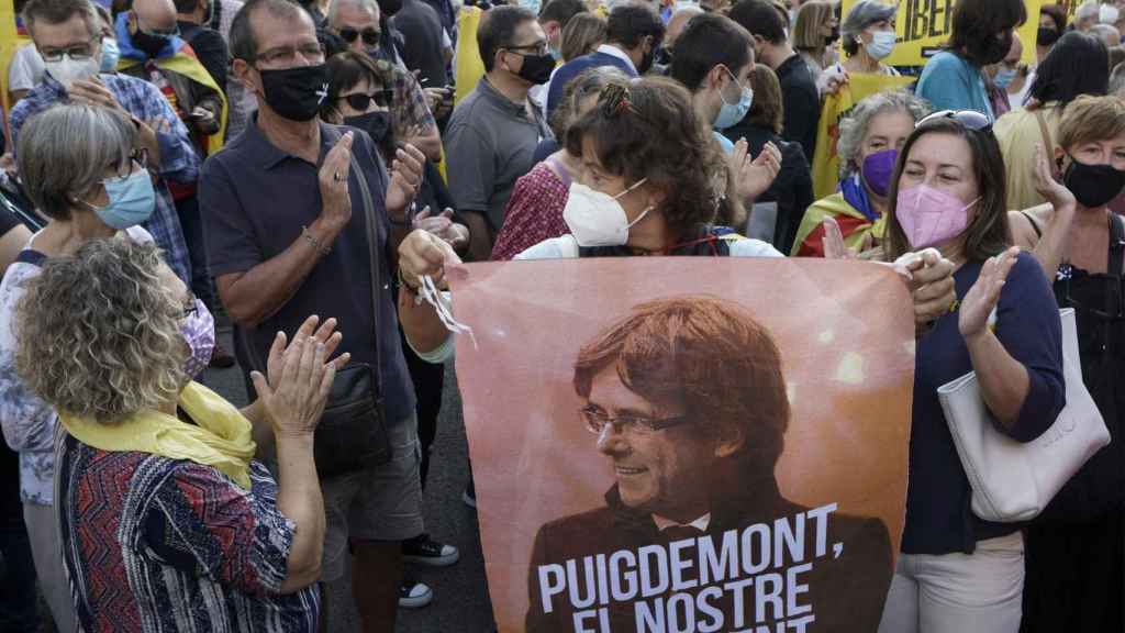 Independentistas catalanes se concentran, este viernes, ante el Consulado de Italia en Barcelona para exigir la puesta en libertad de Puigdemont.