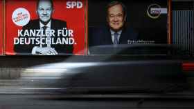 A la izquierda, un cartel electoral del socialdemócrata Olaf Scholz; a la derecha, otro del conservador Armin Laschet.