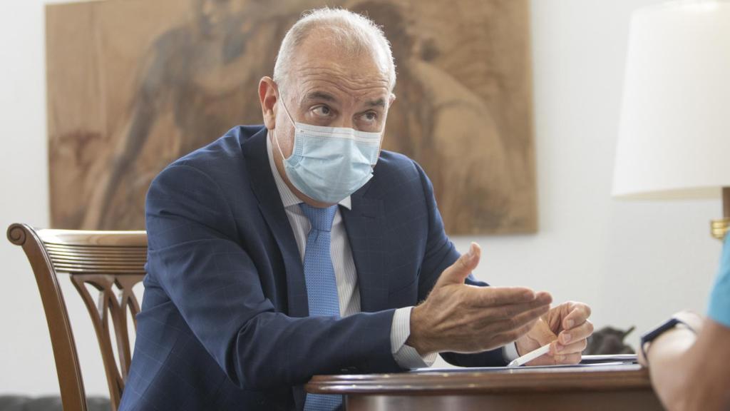 El presidente del Colegio de Médicos de Alicante durante la entrevista.