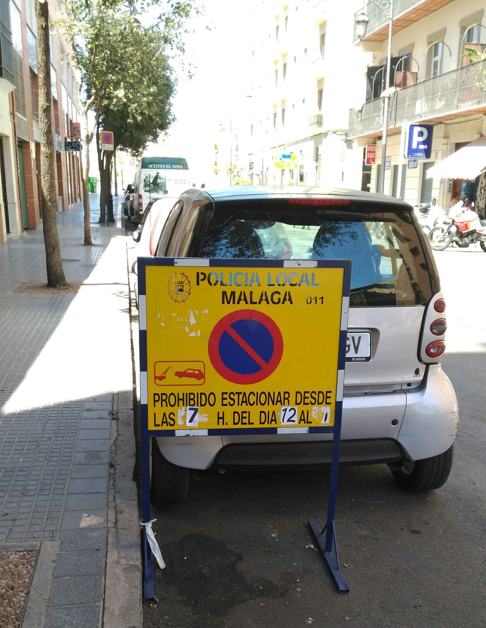 El cartel de la Policía Local prohibiendo aparcar en la zona verde le echa el día por alto al más pintado.