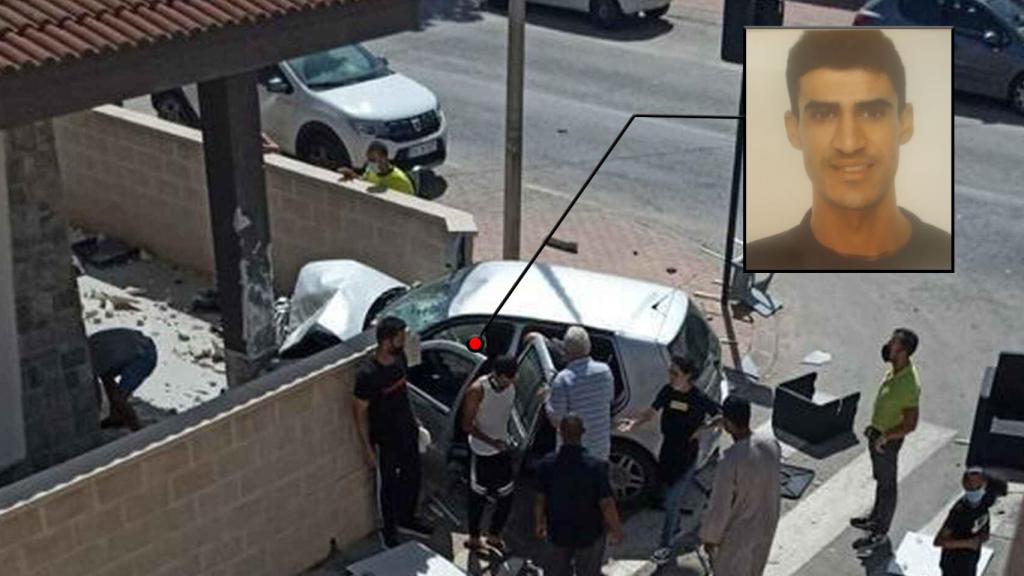 The Volkswagen Golf that Abdellah was driving crashed into the column of a house after razing the terraces of two restaurants in Roldán.