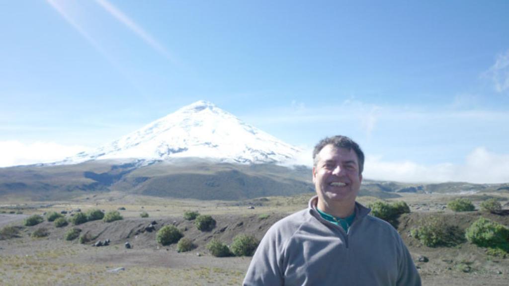 Joan Martí delante del volcán Cotopaxi, en Ecuador.