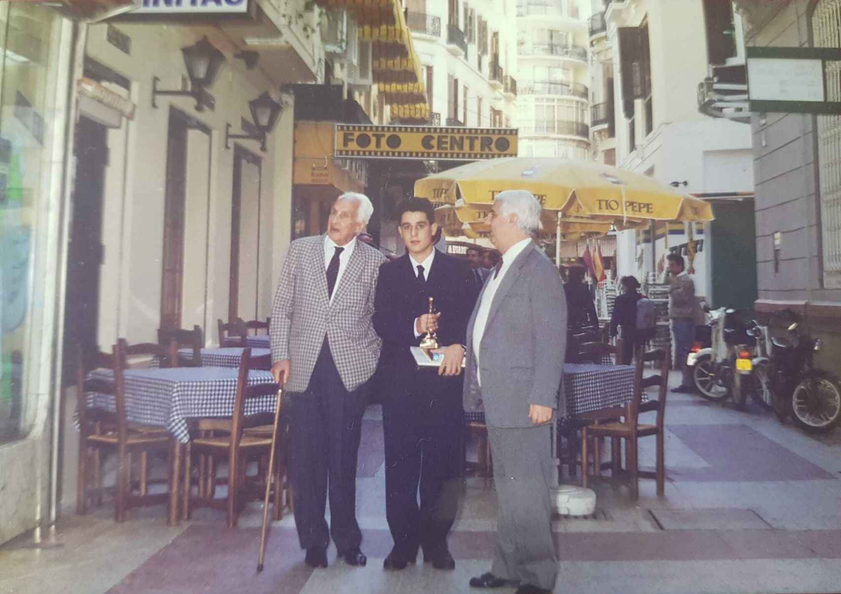 Severo Ochoa junto a los dueños del restaurante en su homenaje en Málaga.