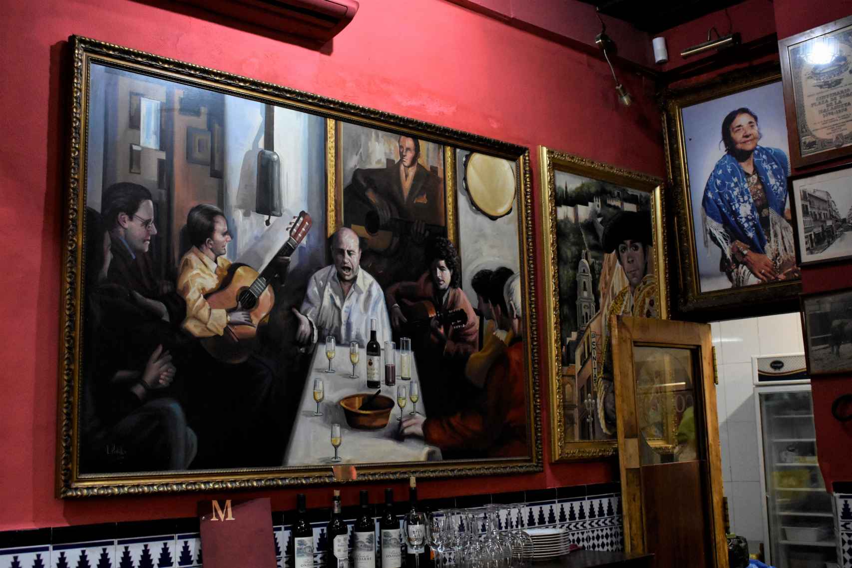 El cuadro dedicado a la Peña Juan Breva y al fondo la foto de La Paula.