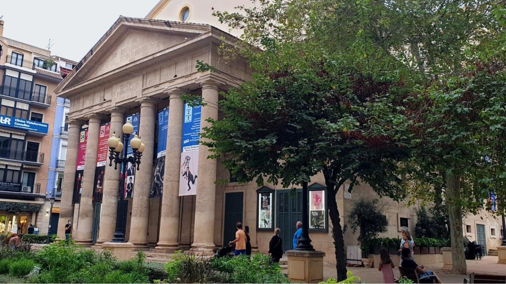 La portavoz 'popular' critica la propuesta de compra del Teatro Principal por la Generalitat.