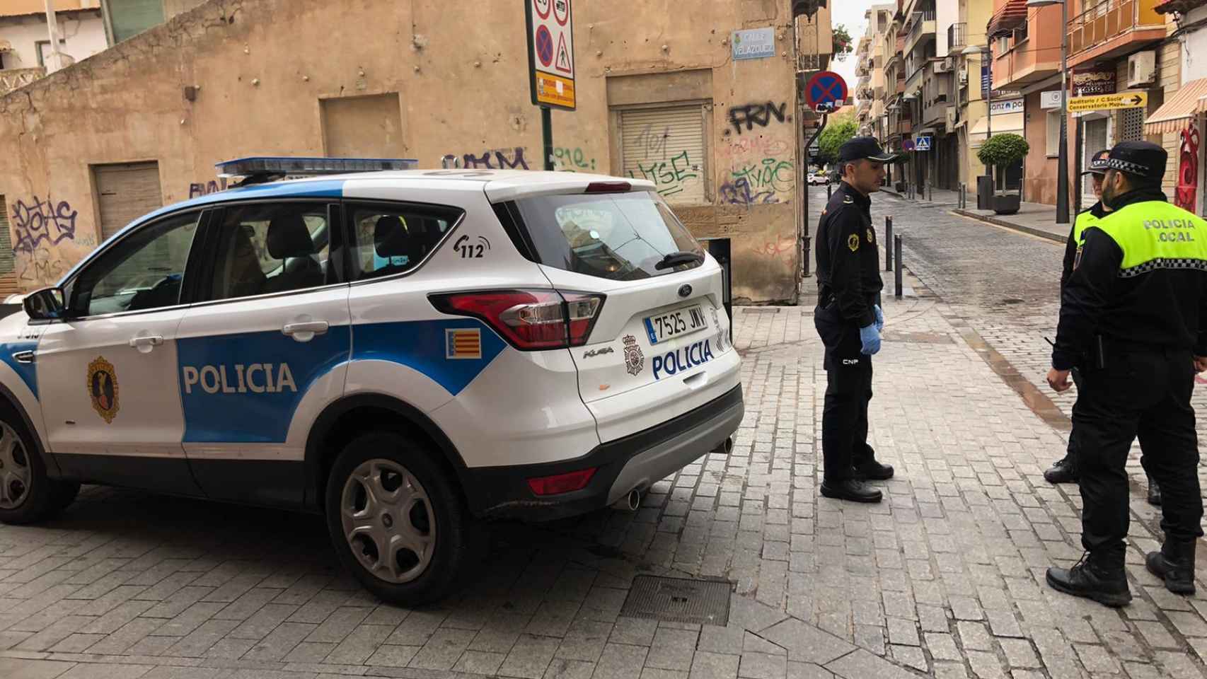 La Policía local de Sant Vicent ha detenido a un hombre por agredir en la calle a una mujer.