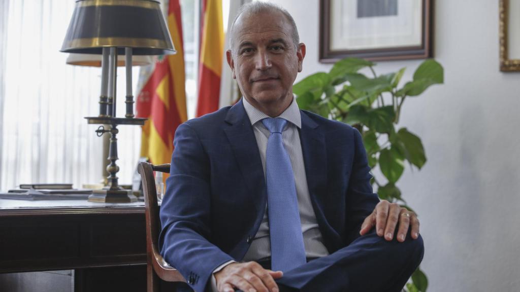 El nuevo presidente del Colegio de Médicos de Alicante, Hermann Schwarz, en su despacho.