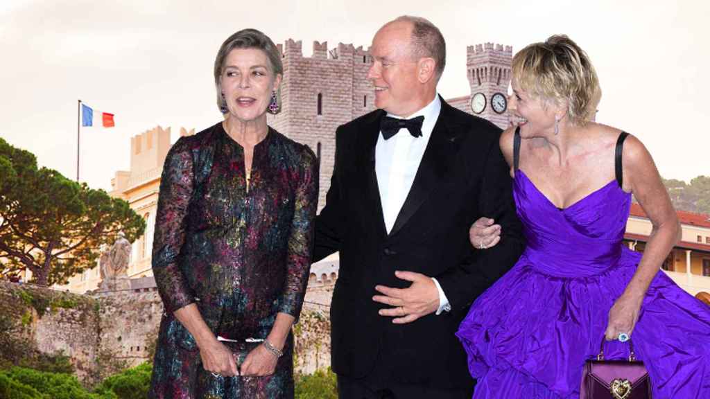Carolina de Mónaco, el príncipe Alberto y Sharon Stone, frente al Palacio del Príncipe.
