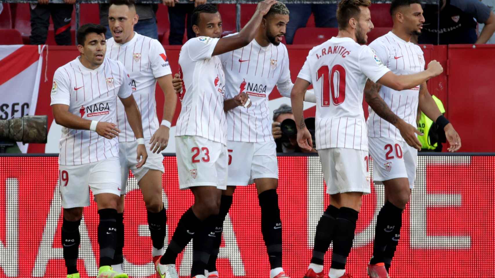 Los jugadores del Sevilla celebran el gol frente al Espanyol