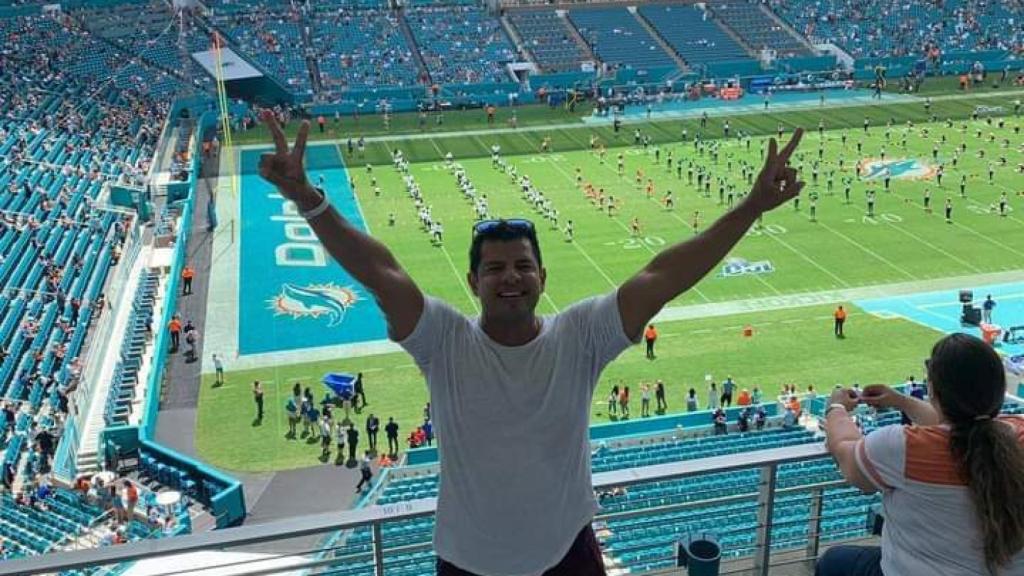 Oliver disfrutando de un partido de fútbol americano en el estadio de los Miami Dolphins.