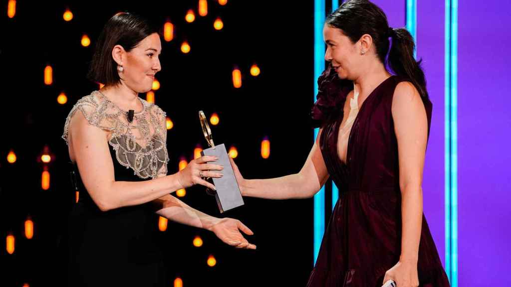La directora y productora Alina Grigore y la productora Gabi Suciu reciben la Concha de Oro a la mejor película por 'Blue Moon'.