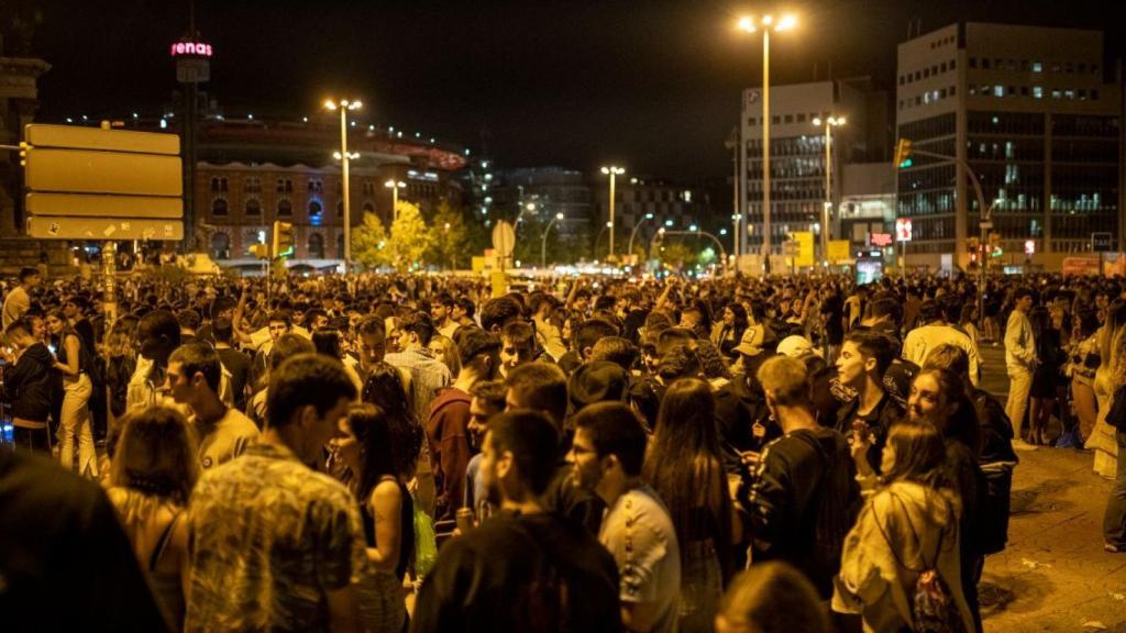 Grupos de personas se concentran en la vía pública durante el primer día de las fiestas de la Mercè (Barcelona).