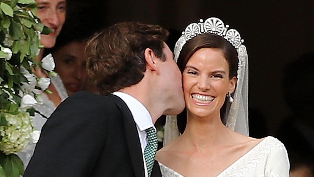 El beso a la salida de la catedral ha emocionado a la novia.