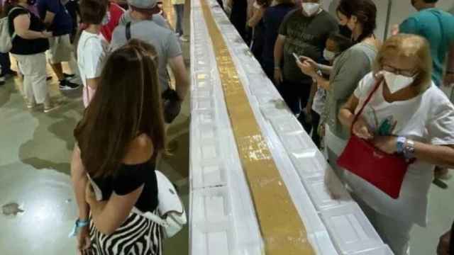 Alicante Gastronómica bate el récord con los 56 metros de la pastilla de turrón de Jijona más grande del mundo.