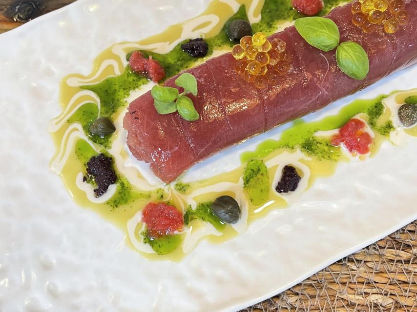 Canelón de atún con sabores mediterráneos