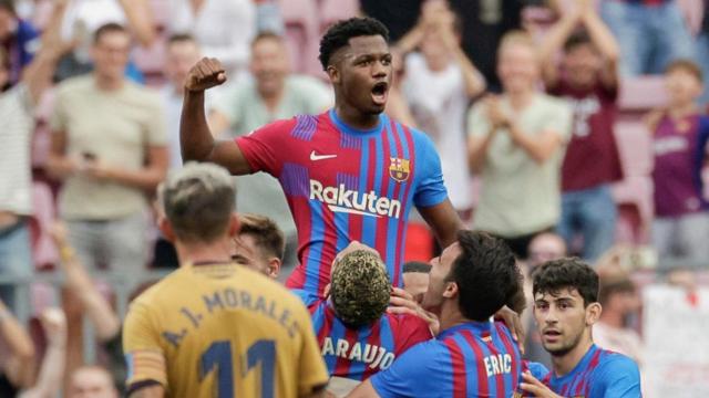 El Barça celebra el gol de Ansu Fati