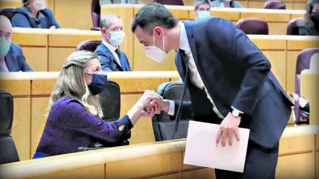 Pedro Sánchez saluda a Yolanda Díaz en el Senado.