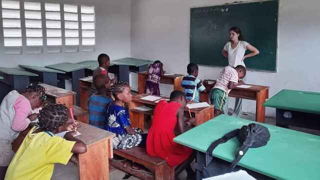 Una voluntaria de Educaguinea imparte clases a niños en la escuela remodelada de Mebere este verano.