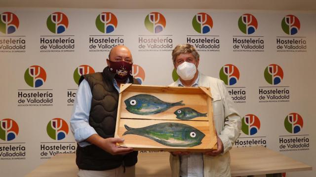 El vallisoletano Jaime Fernández recoge el detalle del representante de la Asociación de Hosteleros de Hondarribia, Juan Carlos Ayerbe