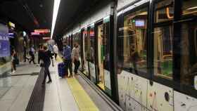 Un grupo de pasajeros baja de uno de los trenes del Metro de Málaga.